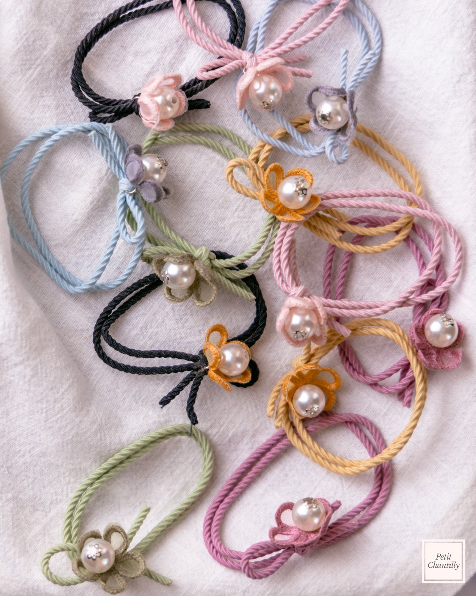Set elastic de par cu floare tricotata  si perla