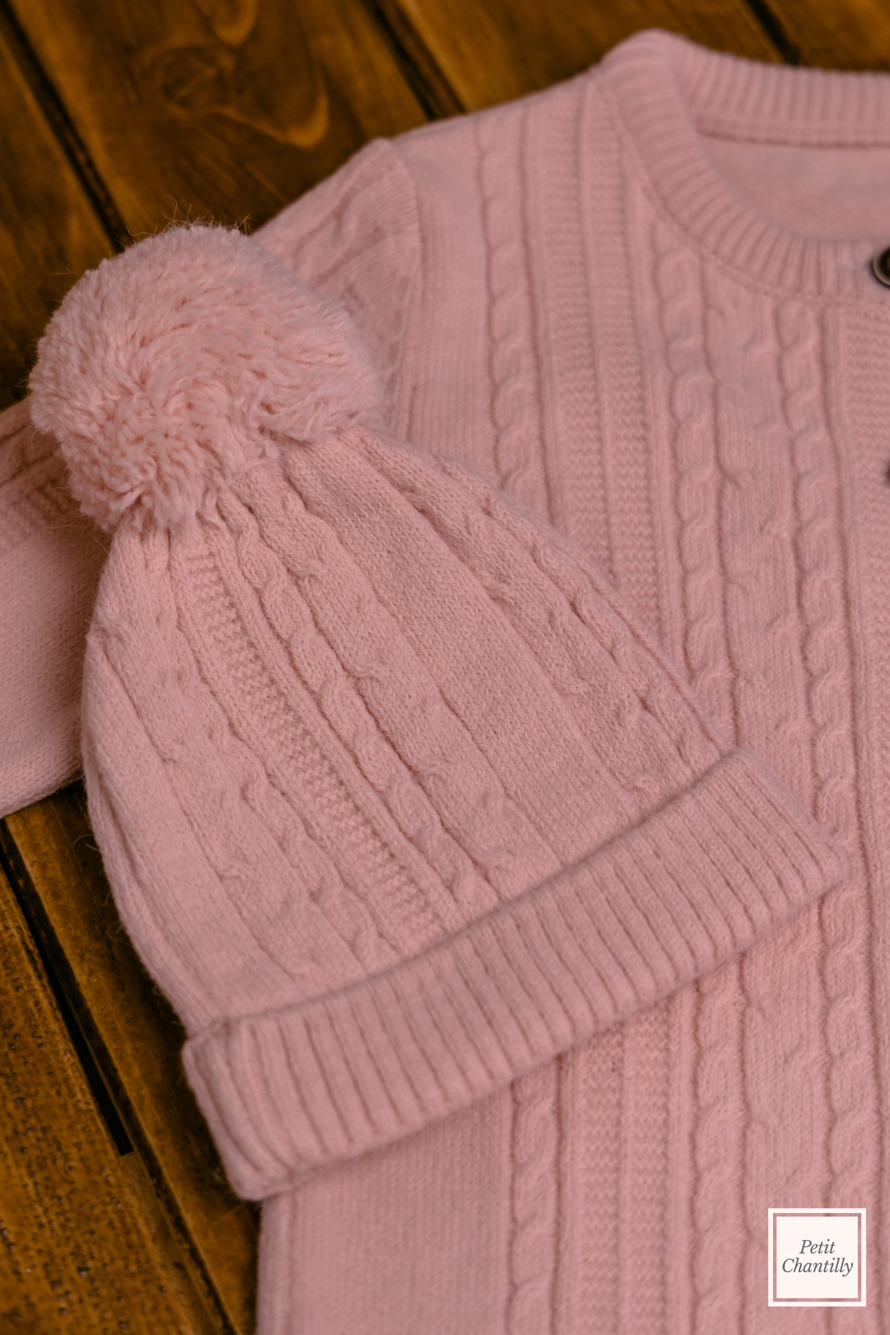 Salopeta tricotata cu fes pentru bebelusi roz